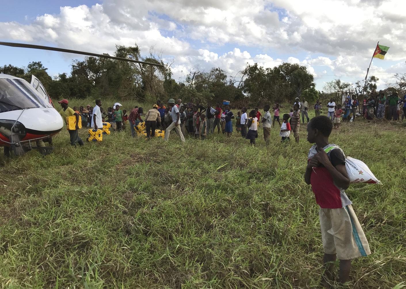 Um rapaz observa a distribuição da ajuda alimentar na aldeia remota de Bopira, em Moçambique, no dia 6 de abril de 2019.