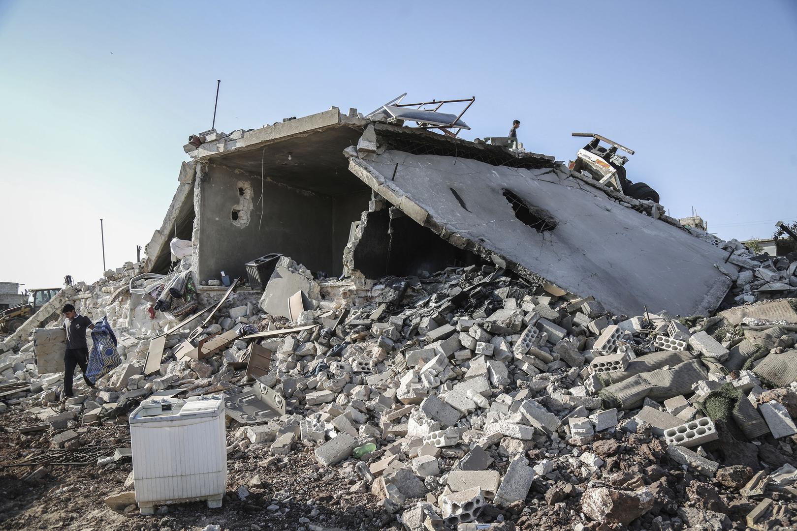 Un homme marche parmi les décombres d’une maison démolie à Kafr Nabl dans la province d'Idlib en Syrie, le 20 mai 2019, au lendemain de frappes aériennes menées durant la nuit contre cette zone pourtant habitée par de nombreux civils.