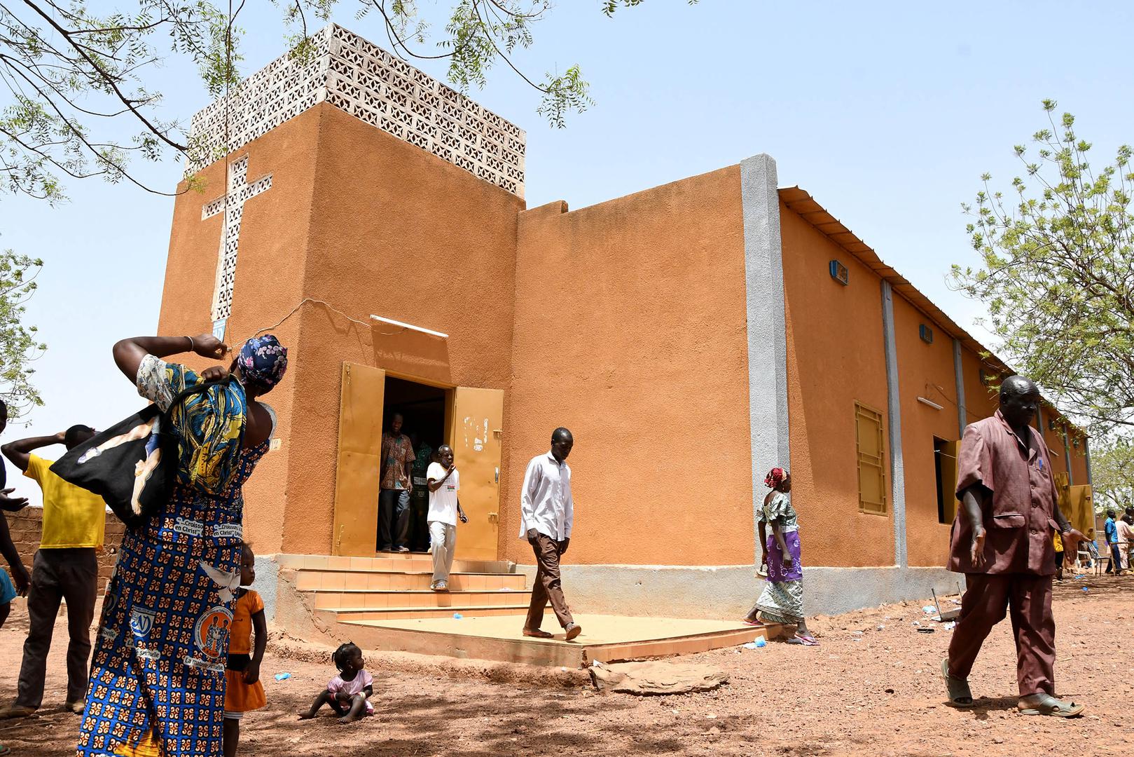 201906africa_burkinafaso_church