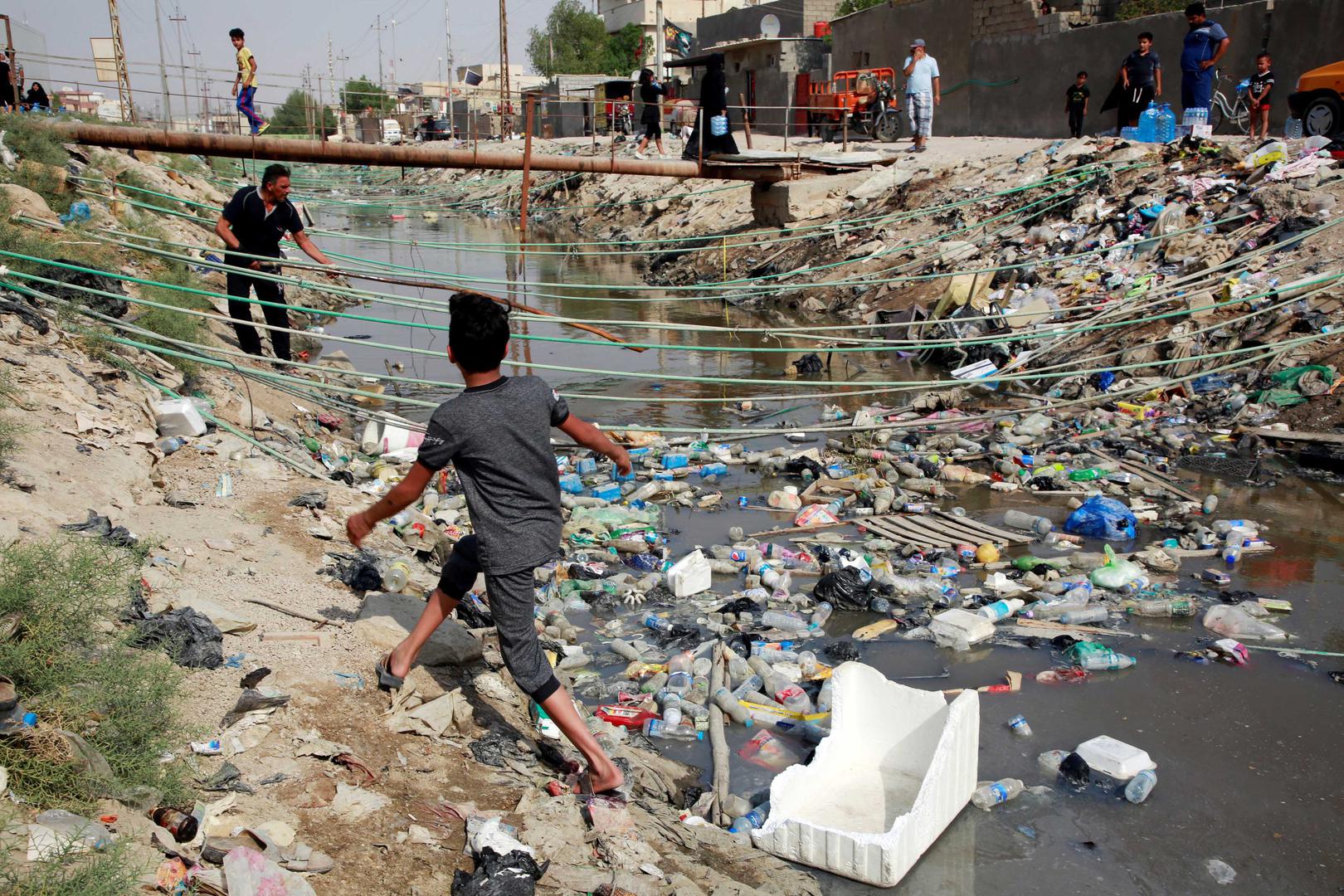 ڕووبارێک لەناوەڕاستی بەسرە کە پڕە لە زبڵ و زێراب و سەرچاوەی سەرەکی ئاوی خواردنەوەیە دەڕژێتە ناوی ڕووباری شط العرب، ١٢ی ئەیلولی، ٢٠١٨.