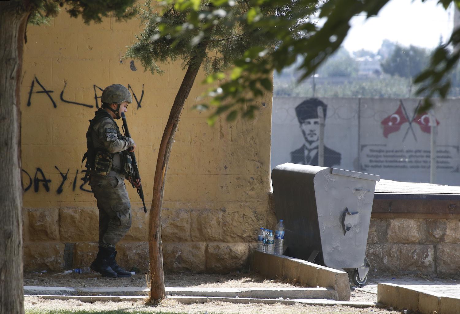 Şanlıurfa, Akçakale‘de, bir Türk askeri Suriye sınırında bekliyor. 10 Ekim 2019, Perşembe.