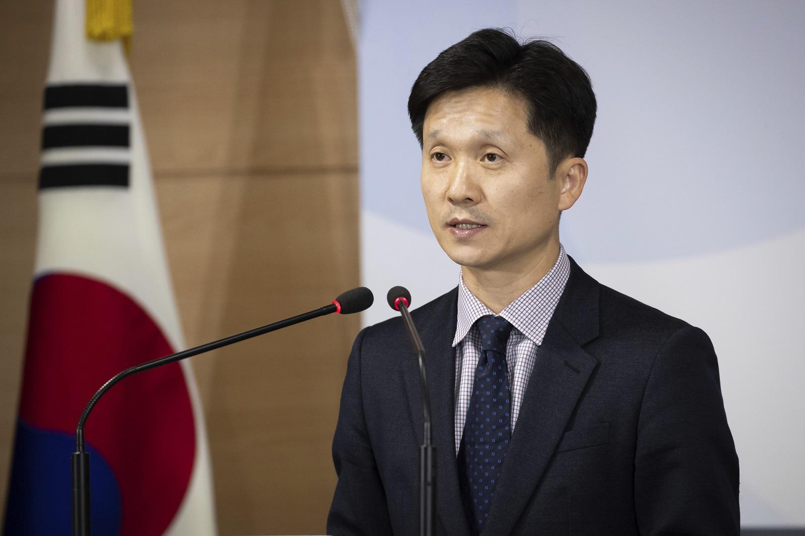 이상민 통일부 대변인이 2019년 11월 7일 종로구 정부 서울청사에서 브리핑을 하고 있다. 한국 정부는 16명의 동료 선원들을 살해하고 한국으로 도망쳐온 북한 주민 2명을 북한으로 돌려보냈다고 밝혔다. © 2019 김승두/AP=연합뉴스