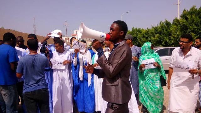 ​طلاب يتظاهرون ضد قرار حكومي تمييزي يجعل الالتحاق بالجامعة مقتصرا على من هم بسن 24 أو أقل، يحملون لافتات تقول: "التعليم حق للجميع". 