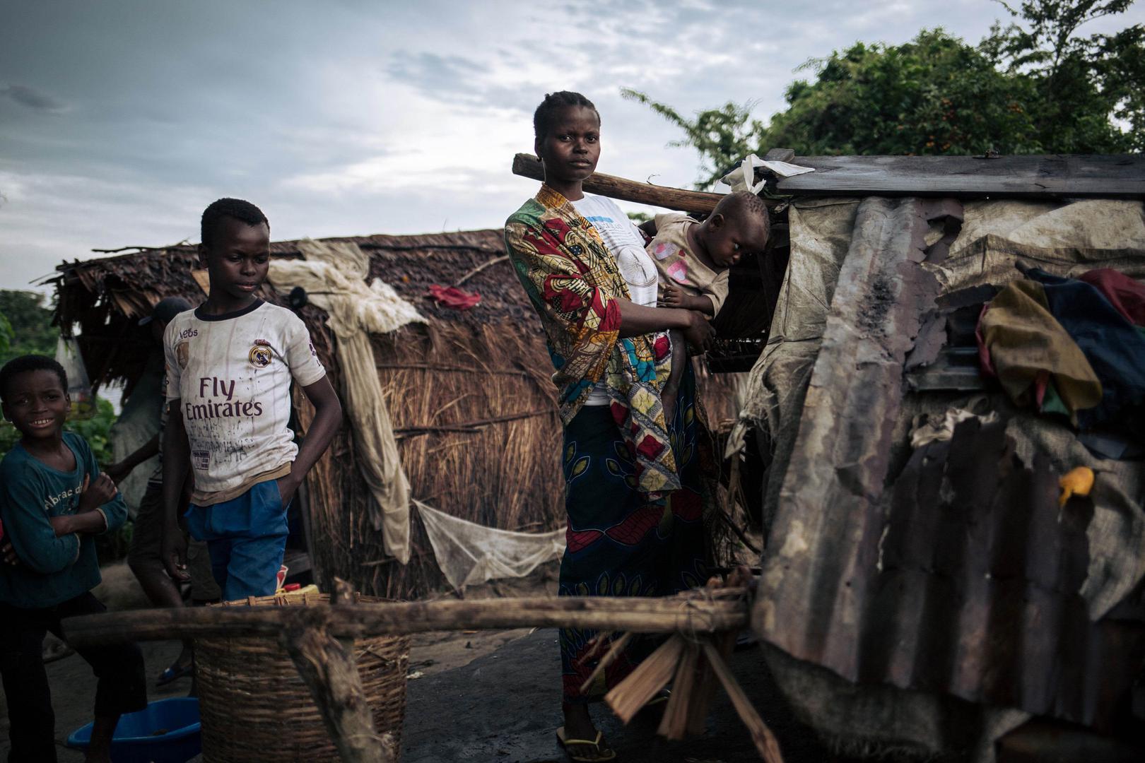 Abyssine Miniunga, déplacée sur un îlot au milieu du fleuve Congo près de Yumbi, pose près de son abri pour une photo le 28 janvier 2019.
