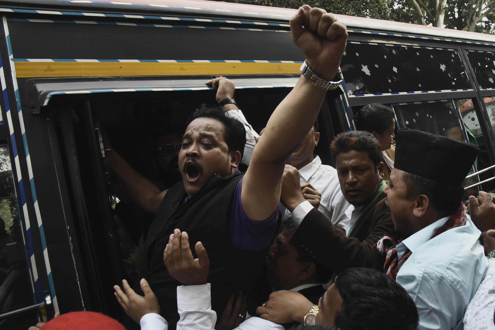 भारत के गुवाहाटी में नए नागरिकता कानून के खिलाफ प्रदर्शन के दौरान गिरफ़्तार एक व्यक्ति. 16 दिसंबर, 2019. 