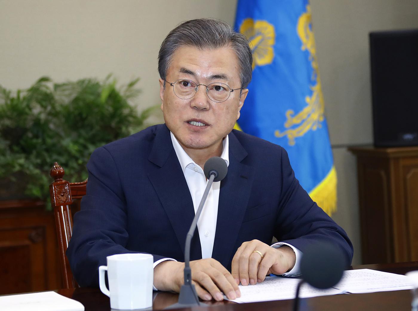 2019년 4월 15일 청와대에서 열린 수석보좌관 회의에서 문재인 대통령이 북한 김정은 국무위원장과의 비핵화 협상에 대해 발언하고 있다. © 2019 배재만/연합뉴스=AP 