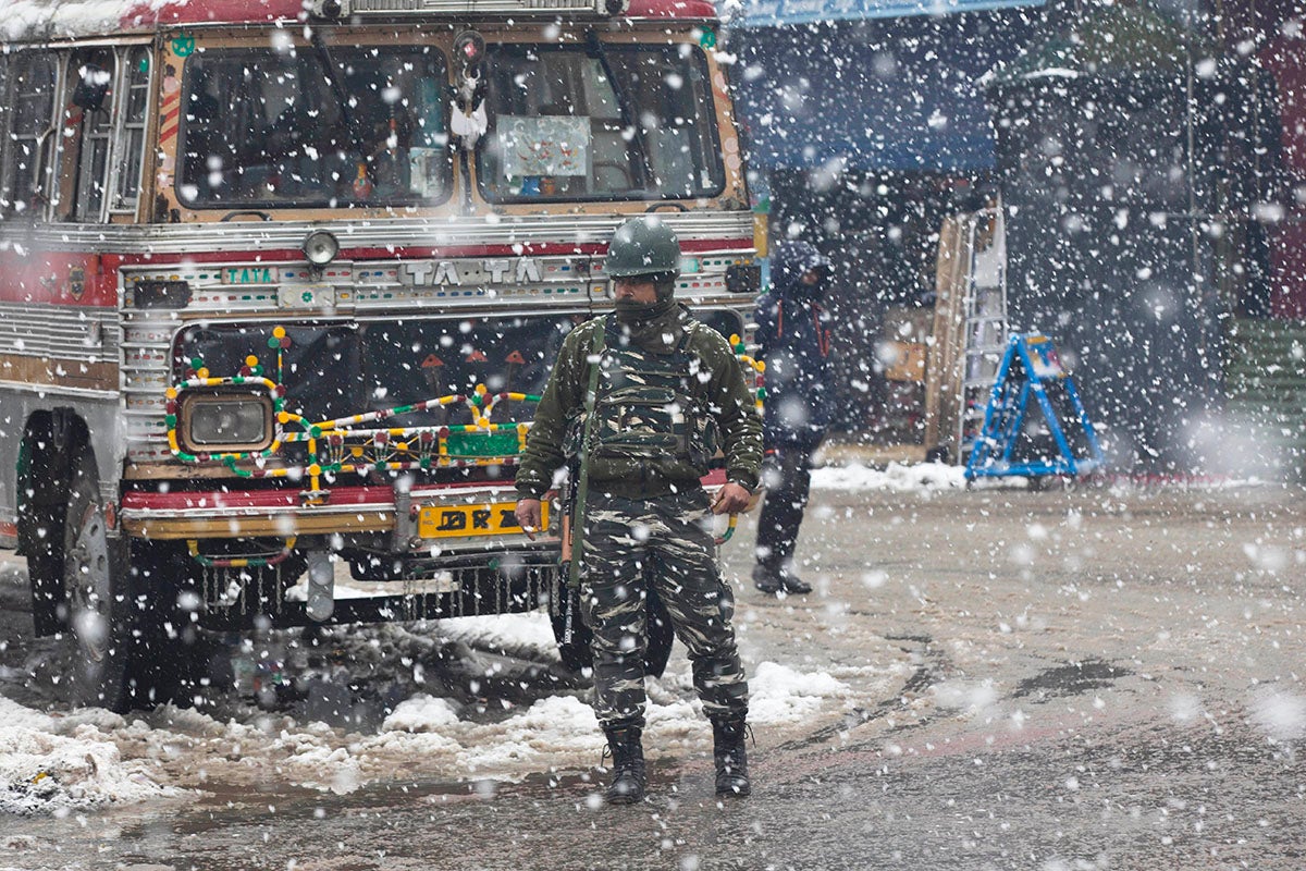 श्रीनगर में बर्फ़बारी के बीच सुरक्षा में तैनात भारतीय अर्धसैनिक बल का एक जवान, 15 जनवरी, 2020, कश्मीर. © 2020 एपी फोटो/डार यासीन