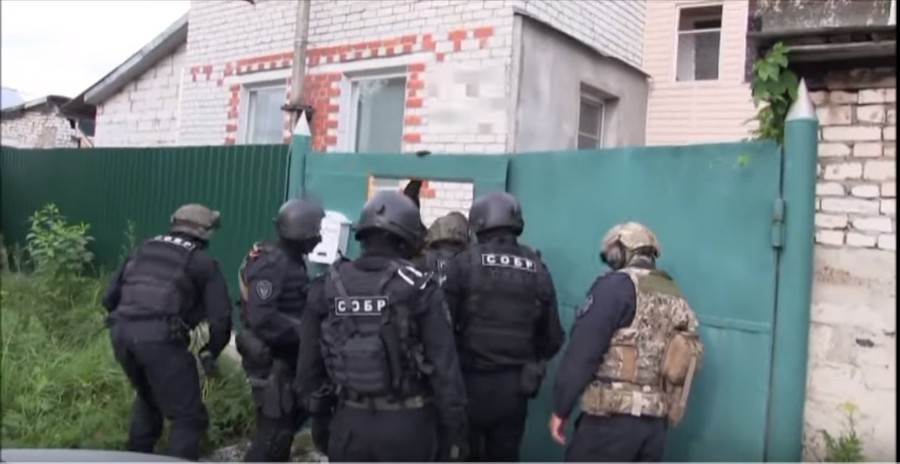 Cотрудники СОБР проводят рейд в доме Свидетелей Иеговы в Нижегородской области.