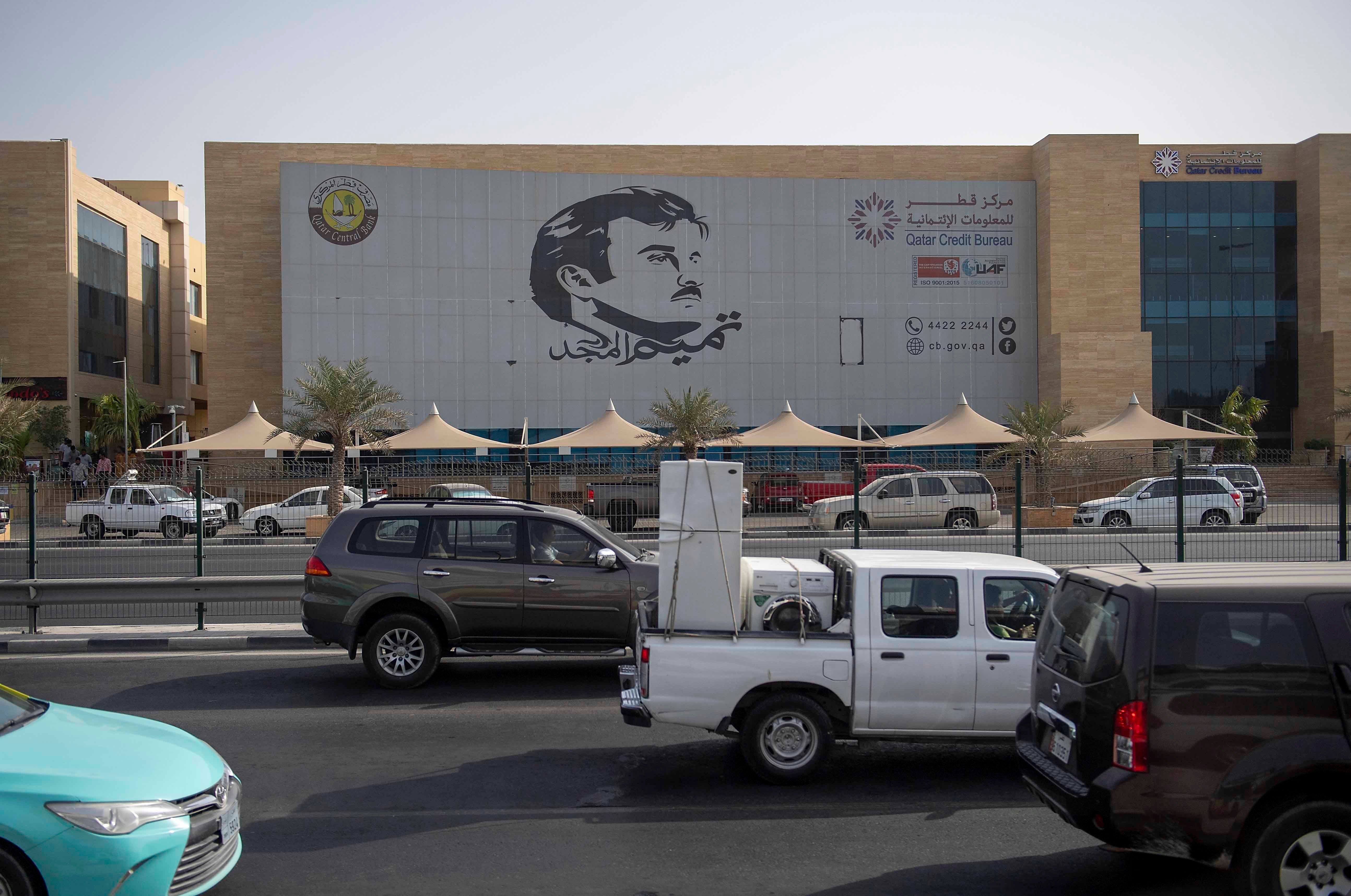 صورة لأمير قطر الشيخ تميم بن حمد آل ثاني على مبنى في الدوحة، قطر.