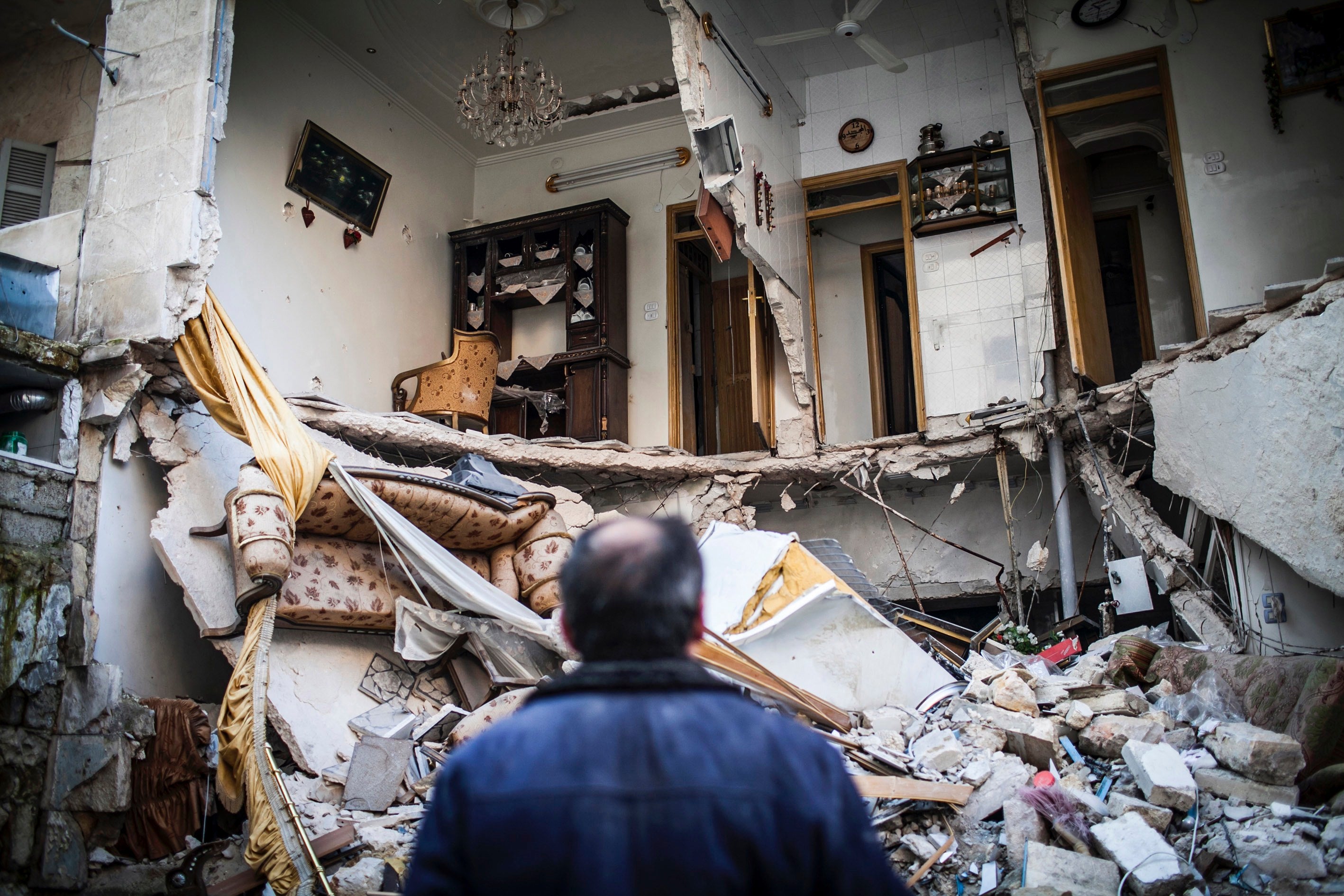 Un civil contempla su vivienda destruida en Alepo, Siria, el 3 de enero de 2013. © 2013 AP Photo/Andoni Lubaki