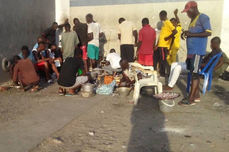 Des détenus préparent à manger dans une cour de la prison de Makala, à Kinshasa, en RD Congo, en mars 2020. 
