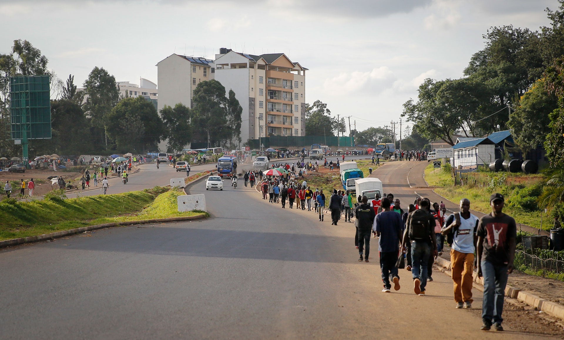 En début de soirée le 6 avril 2020, ces habitants de Nairobi rentraient chez eux, suite à l’instauration par le gouvernement d’un « couvre-feu » nocturne de 19 heures à 5 heures pour endiguer la propagation du coronavirus. 
