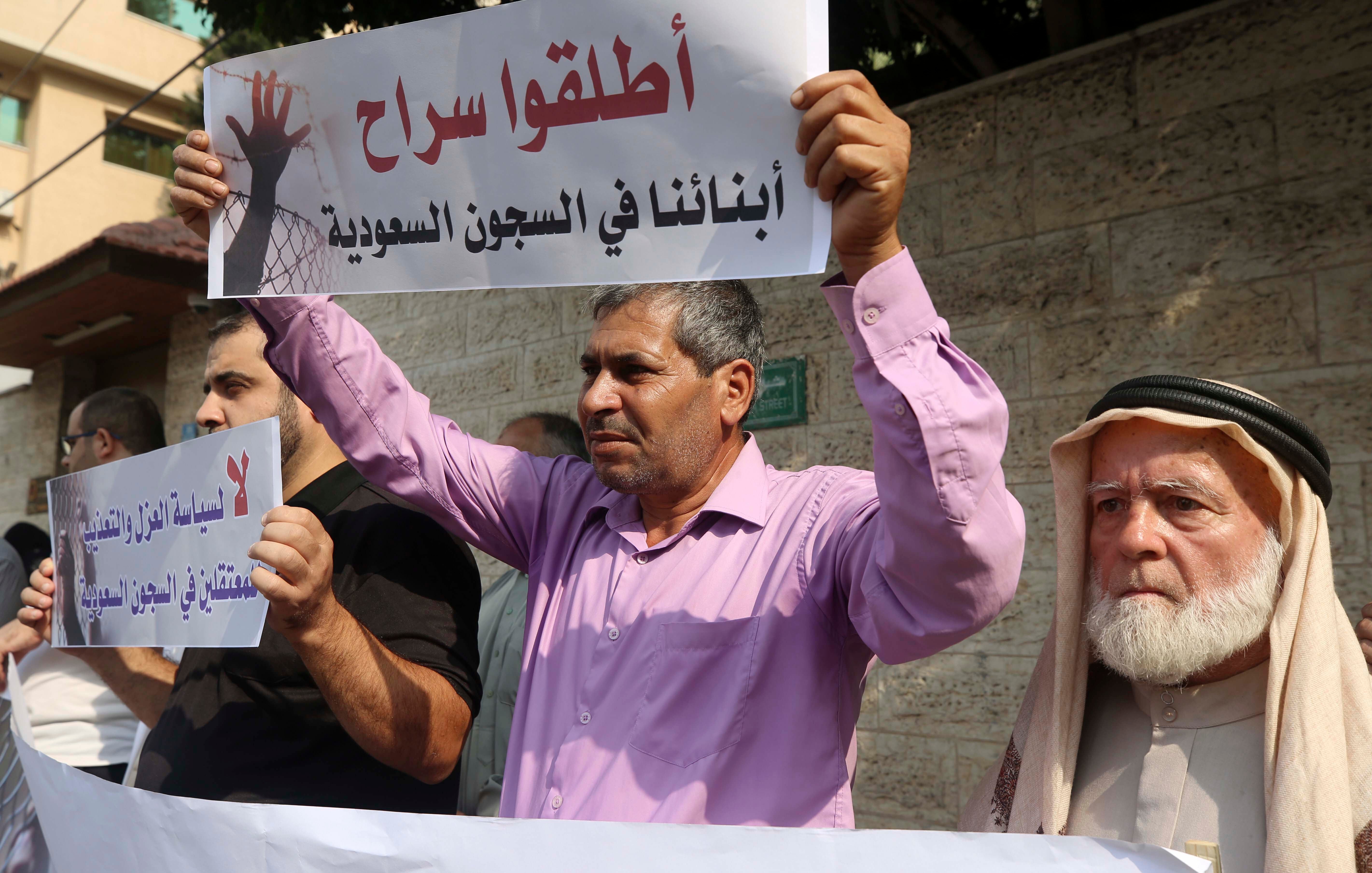 202004mena_saudi_placards