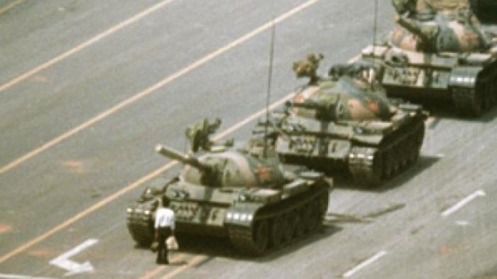 Un homme non armé face aux chars de l'Armée chinoise sur la Place Tiananmen, le 4 juin 1989.
