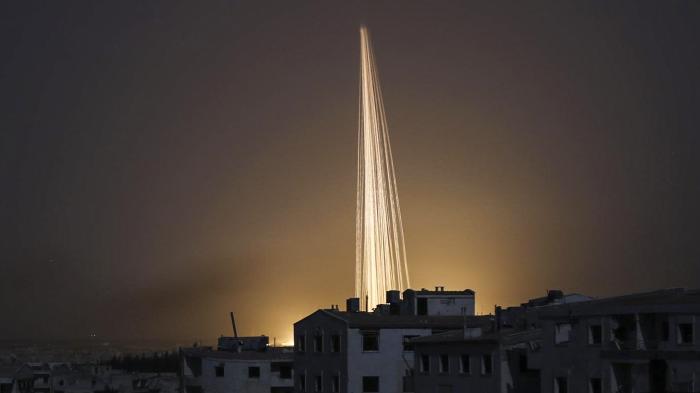 Les traces jaunâtres d’un dangereux agent incendiaire largué sur le village de Kafr Hamrah, dans la province d’Alep, en Syrie, dans la nuit du 22 juin 2016.