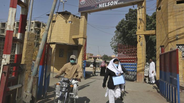 لوگ کراچی سنٹرل جیل، کراچی کے داخلے دروازے سے باہر آر ہے ہیں، 28 جنوری 2021، 