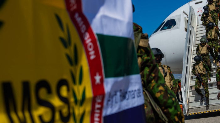 Un contingent de policiers kenyans arrive à l’aéroport international Toussaint Louverture à Port-au-Prince, en Haïti, le 18 janvier 2025, dans le cadre de la Mission multinationale d’appui à la sécurité (MMAS) dirigée par le Kenya et autorisée par les Nations Unies.