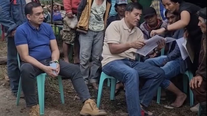 Edgardo Balgos (in blue shirt) and Fidel Santos (in cream shirt) in discussions with the residents of Kasibu, Nueva Vizcaya, Philippines.