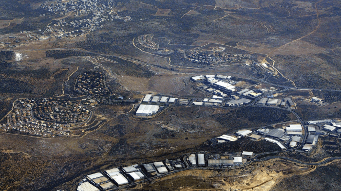 La colonie israélienne Barkan, située à proximité du village palestinien de Qarawat Bani Hassan (à l’arrière-plan) en Cisjordanie, territoire occupé, est une zone industrielle regroupant 120 usines qui exportent environ 80 % de leurs produits vers l'étran