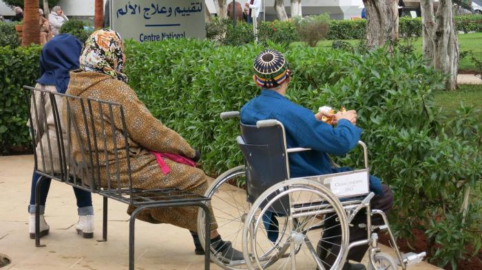 Des patients du Centre Hospitalier Ibn Sina, à Rabat (Maroc), où est situé l'Institut national d'oncologie, assis dans un jardin jouxtant ce centre.
