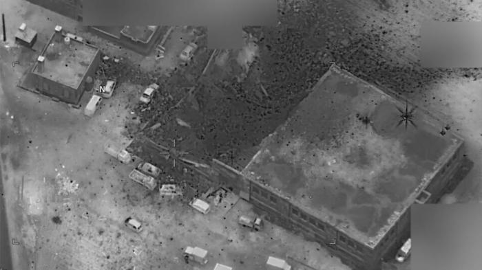 صورة جوية صادرة عن وزارة الدفاع الأمريكية بعد غارة جوية أمريكية في 16 مارس/آذار 2017 على الجينة، سوريا، تظهر الأضرار التي لحقت بجزء من مسجد. 