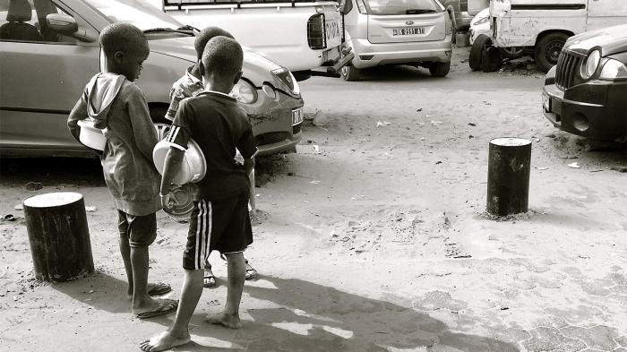 Des talibés mendient dans le centre ville de Dakar, au Sénégal, le 11 mai 2017.