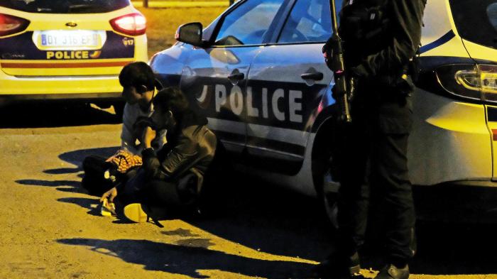 La police française a détenu deux migrants, dont un garçon de 14 ans, avant de disperser une distribution nocturne de repas à Calais, le 29 juin 2017.