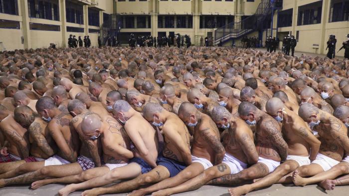 Esta foto, publicada el sábado 25 de abril de 2020 por la oficina de prensa de la presidencia de El Salvador, muestra a reclusos durante una operación de seguridad llevada adelante por la policía en la prision de Izalco en San Salvador, El Salvador.