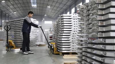 中国安徽省一家汽车制造厂，员工正在搬运铝制零件，2022年3月26日。