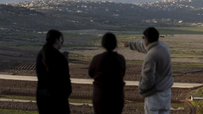 إسرائيليون ينظرون إلى الحدود مع لبنان من موقع في بلدة المطلة الشمالية في 5 مارس/آذار 2026، بعد أن أطلق ”حزب الله“ صواريخ على إسرائيل خلال النزاع الدائر.