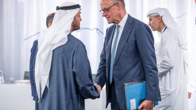 Der deutsche Bundeskanzler Friedrich Merz und der Präsident der Vereinigten Arabischen Emirate, Scheich Mohamed bin Zayed al-Nahyan, während eines Mittagessens im Rahmen des G7-Gipfels im französischen Evian am 16. Juni 2026.