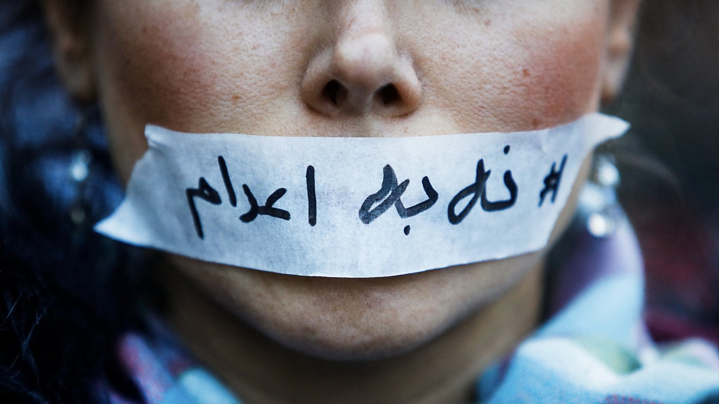 Der Mund einer Person, der mit Klebeband mit der Aufschrift „Nein zu Hinrichtungen“ im Iran zugeklebt ist, in Paris, Frankreich, am 31. Januar 2026.