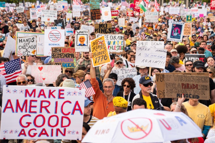 Des milliers de personnes participaient à une manifestation tenue sous le slogan « No Kings » (« Pas de rois »), à Washington, le 18 octobre 2025. De nombreuses autres manifestations semblables ont été tenues dans d’autres villes des Etats-Unis, ce jour-là.