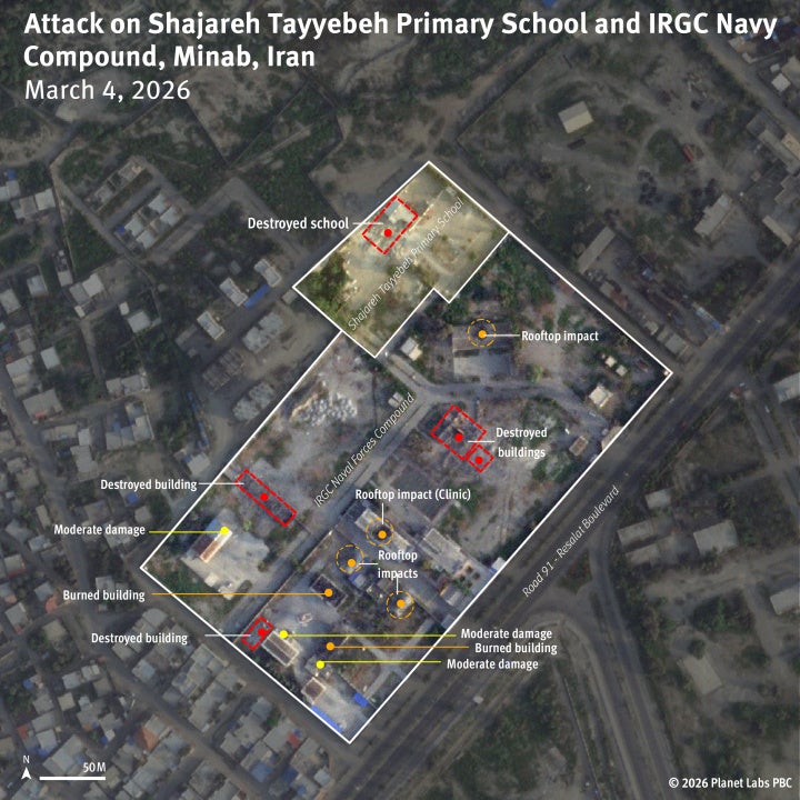 Image satellite du 4 mars 2026, quatre jours après l'attaque du 28 février contre le complexe des forces navales du Corps des gardiens de la révolution islamique (CGRI) et l'école primaire Shajareh Tayyebeh à Minab, en Iran.
