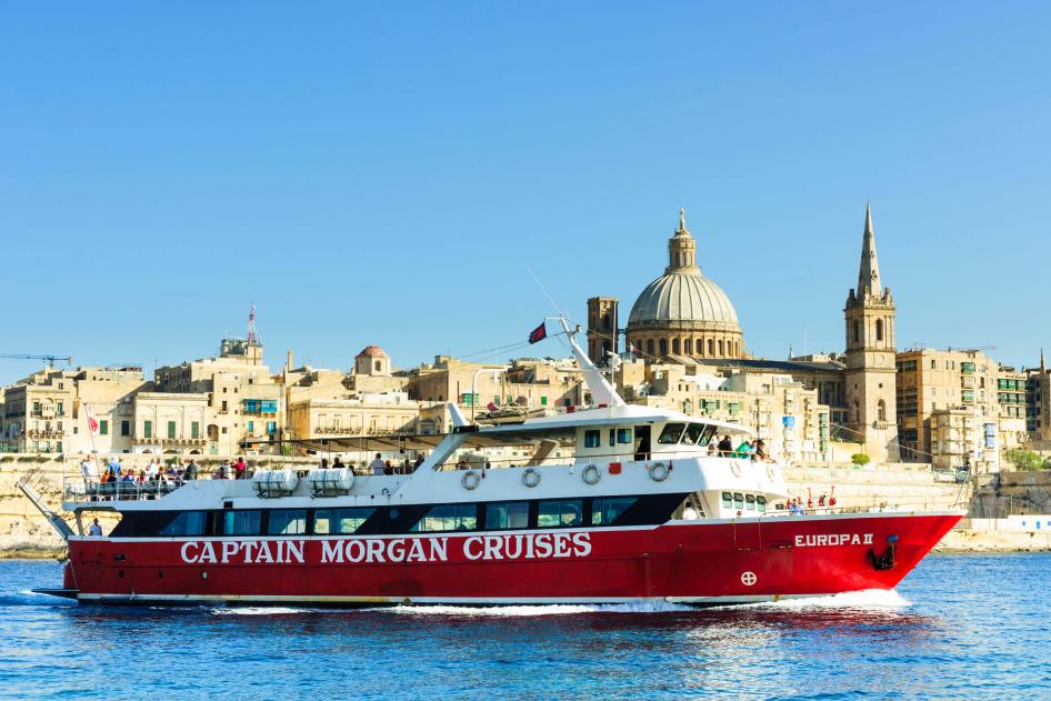 : L'Europa II, un traghetto turistico salpa dal porto di Marsamxett, La Valletta, Malta. La nave, insieme alla nave gemella Atlantis, viene utilizzata dal governo maltese per trattenere i richiedenti asilo nel Mediterraneo. © 2012 NielsVK / Alamy Stock Photo