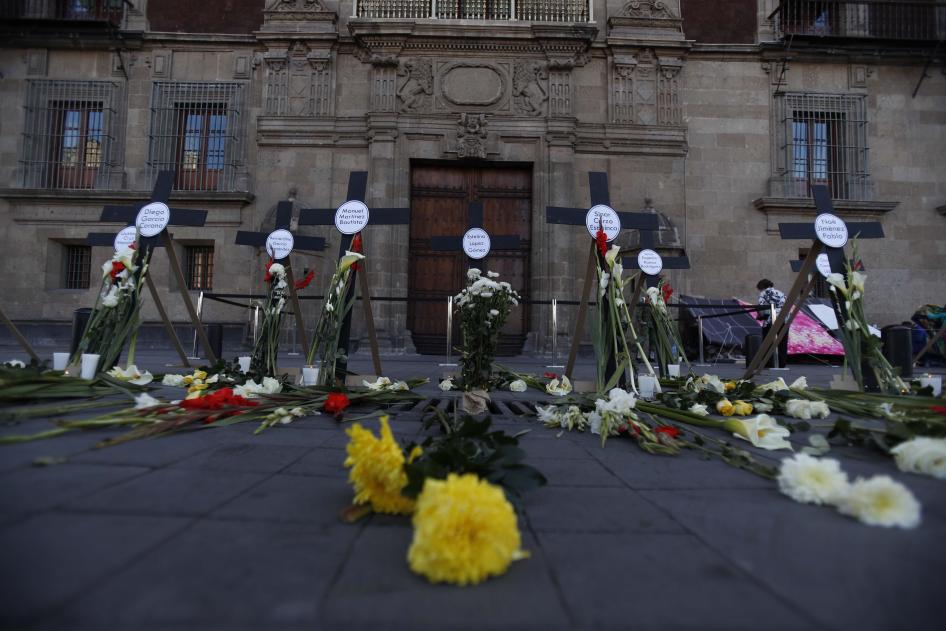 Cruces con los nombres de 14 periodistas y defensores de DDHH asesinados desde que el presidente Andrés Manuel López Obrador asumió el poder. Dichas cruces están colocadas afuera del Palacio Nacional en la Ciudad de México. 22 de febrero de 2019.