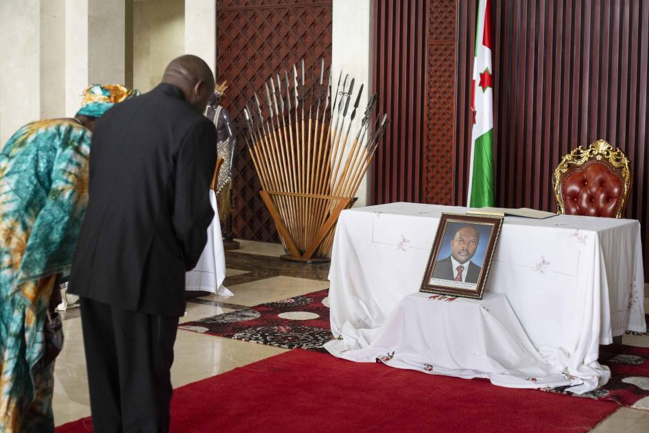 Burundi’s new president, Évariste Ndayishimiye, and his wife Angeline Ndayubaha pay their respects in front of a photograph of the late President Pierre Nkurunziza, at the presidential palace in Bujumbura, Burundi, on June 13, 2020.