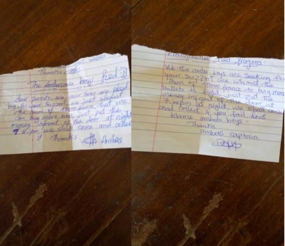 Deux notes déposées par des séparatistes armés à des domiciles de la ville de Mamfe, dans la région du Sud-Ouest du Cameroun, en juillet. Ces notes demandent aux habitants de verser 15 000 XAF [26 dollars US] aux Dragons rouges (« Red Dragons&nbsp;»), un groupe séparatiste armé, pour l’achat d’armes et de munitions.