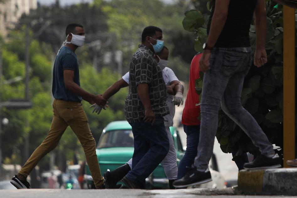 Un hombre es detenido en el lugar donde iba a ocurrir una protesta contra el asesinato de un hombre negro por la policía en La Habana, Cuba, el 30 de junio de 2020.