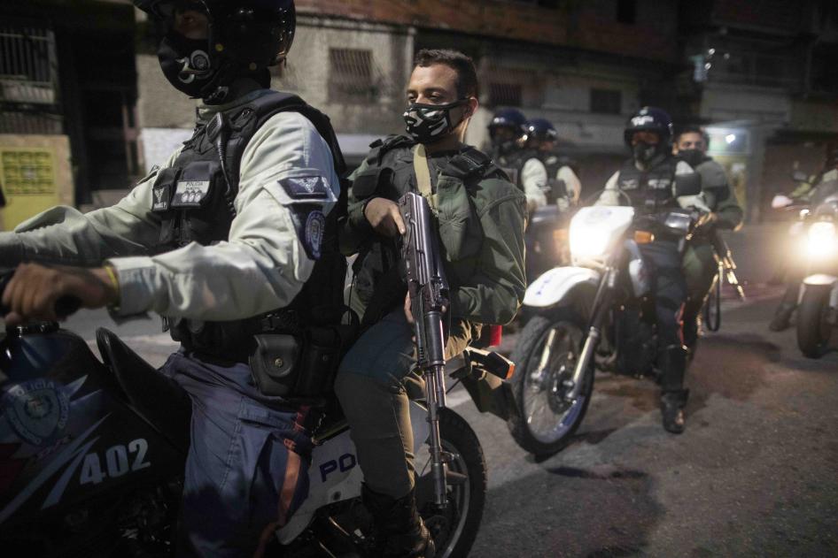 Miembros de la Guardia Nacional y la policía municipal manejan por el barrio de Petare en Caracas, Venezuela, el 7 de agosto de 2020, patrullando el área para asegurarse de que los residentes están cumpliendo con las regulaciones de Covid-19.