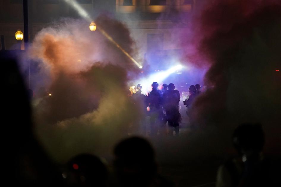 Police in riot gear clear the area in front of Kenosha County Courthouse during clashes with protesters in Kenosha, Wisconsin, August 25, 2020.