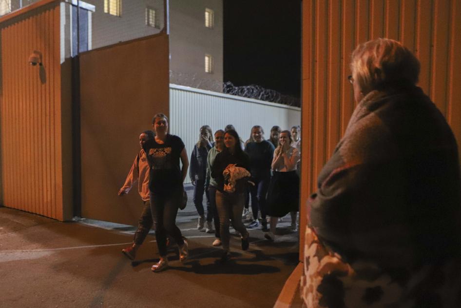 Женщины выходят из ворот ИВС после задержания на послевыборных протестах в Минске. 14 августа 2020 г. 