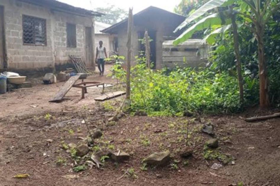 Des pierres disposées en cercle marquent le lieu d’inhumation d’Ojong Thomas Ebot dans le village d’Ebam, situé dans la région du Sud-Ouest au Cameroun. Ojong Thomas Ebot a été tué à l’âge de 34 ans par des soldats dans la forêt avoisinant Ebam, le 1er mars 2020. Photo prise en octobre 2020. 