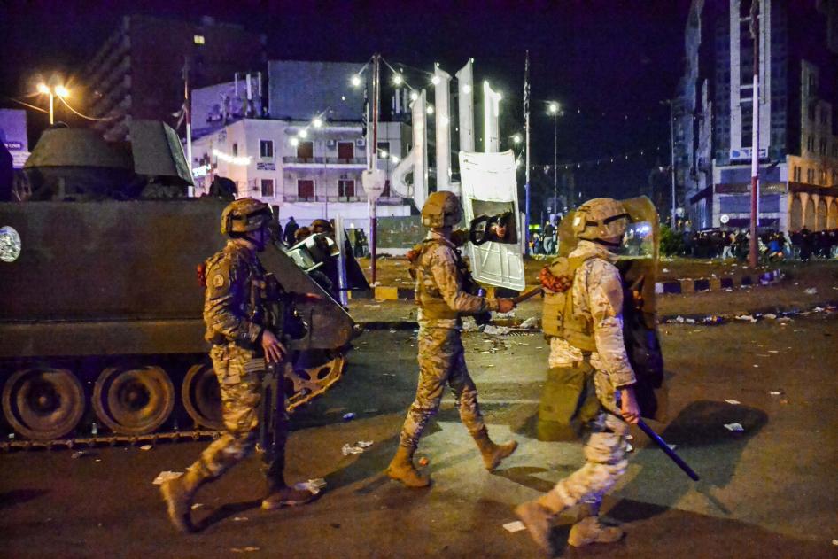 قوات الأمن تدفع بالمتظاهرين ضد السلطات خارج ساحة النور في وسط طرابلس، لبنان، 31 يناير/كانون الثاني 2021 وسط مواجهات. 