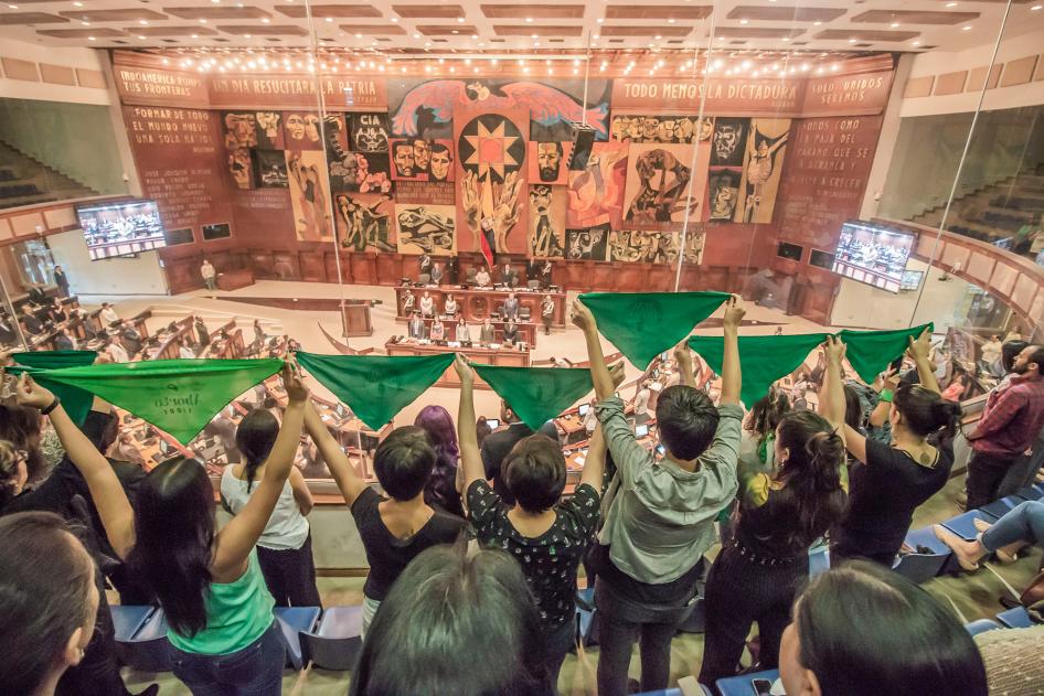 Des activistes de mouvements féministes et de groupes « pro-choix&nbsp;» brandissaient des tissus triangulaires verts, symbole du mouvement pour le droit à l’avortement, lors d’un débat à l'Assemblée nationale équatorienne à Quito, le 3 janvier 2019. Le débat portait sur une réforme du Code pénal, notamment une proposition de mesure dépénalisant l'avortement en cas de viol. Le 28 avril 2021, la Cour constitutionnelle a validé cet amendement.