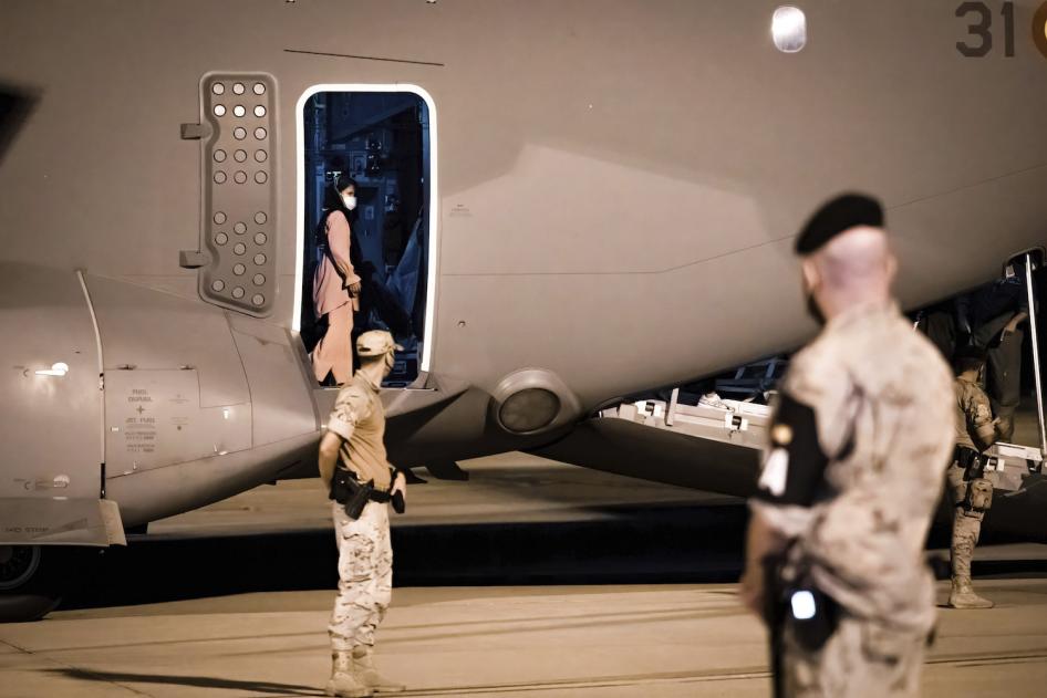 Afghan families get off the Spanish military plane at the Torrejón de Ardoz military base in Madrid. The flight that left Kabul was carrying five Spaniards and 48 Afghan refugees, including 10 minors. 