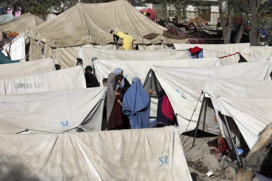 طالبان اور افغان سیکیورٹی فورسز کے درمیان لڑائی کی وجہ سے شمالی صوبوں سے اپنے گھربار چھوڑنے والے افغانوں نے کابل، افغانستان کے ایک عوامی پارک میں پناہ لی ہے، 13 اگست، 2021