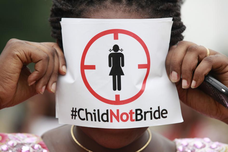 Cette femme tenait une feuille avec le hashtag #ChildNotBride (« Enfant, non épouse&nbsp;») lors d’une manifestation contre les mariages d'enfants, tenue à Lagos, au Nigeria, en juillet 2013.