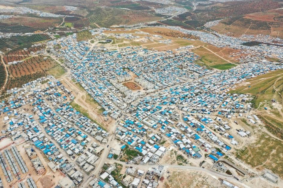 Photo prise par un drone le 21 avril 2020 près de Kah, dans la province d’Idlib dans le nord de la Syrie (près de la frontière avec la Turquie), montrant un camp de personnes déplacées à l’intérieur du pays. 