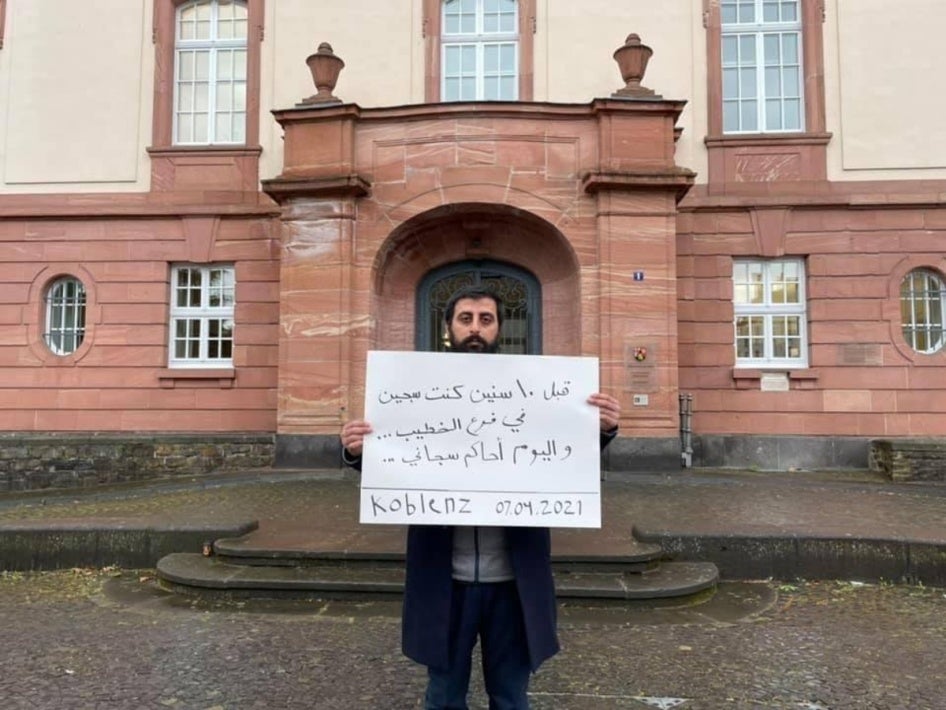 Amer Matar, devant le tribunal de Coblence le 7 avril 2021, tenait une affiche avec ce message en arabe&nbsp;: « J’ai été emprisonné à la section al-Khatib et aujourd’hui, j’observe le procès de mon bourreau&nbsp;».